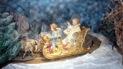Das Christkind auf seinem goldenen Schlitten